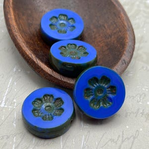 Boho Czech Glass Table Cut Flower in Münze Perle | Viererpack (4) | 16 mm Kornblumenblau mit Picasso Wash | DIY Schmuckherstellung Perlen