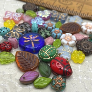 Bunte Mischung aus tschechischen Glasperlen, Blumen, Blätter, Insekten, Käfer, 30 g