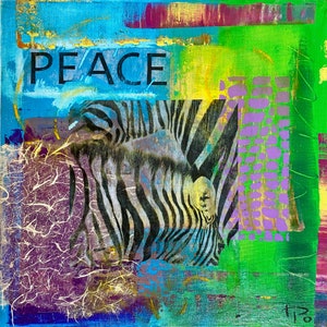 Mixed-Media-Collage "PEACE" con motivo de cebra • Pintura acrílica, técnica de transferencia, papel de seda e impresión de plantilla sobre cartón • 40 x 40 cm