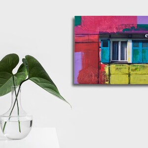 Peut inclure: Peinture abstraite d'un bâtiment coloré avec une fenêtre aux volets bleus. Le bâtiment est peint dans des tons de rouge, jaune, vert et violet.