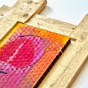Pintura acrílica original y lámina decorativa sobre cartón panal con marco de tablas de palets 1 • púrpura magenta rosa naranja amarillo negro • 32 x 55 cm