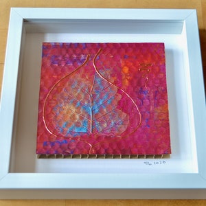 Pintura acrílica pequeña en placa de nido de abeja en marco de objeto blanco 2: pinturas acrílicas y metálicas, lámina decorativa • 25.5 x 25.5 x 4.5 cm
