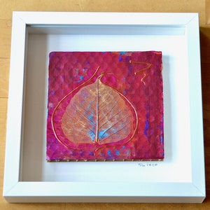 Pintura acrílica pequeña en placa de nido de abeja en marco de objeto blanco 1: pinturas acrílicas y metálicas, lámina decorativa • 25.5 x 25.5 x 4.5 cm