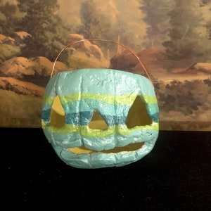 Handgemaakte Halloween pompoen jack-o-lantern papier-maché lage voorhoofd volkskunst emmer hoofd, groenblauw strepen