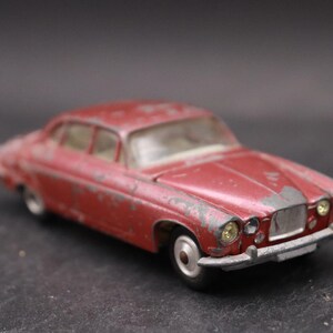 CORGI TOYS 238 Jaguar Mark X Saloon Pink metallic / Diecast Model