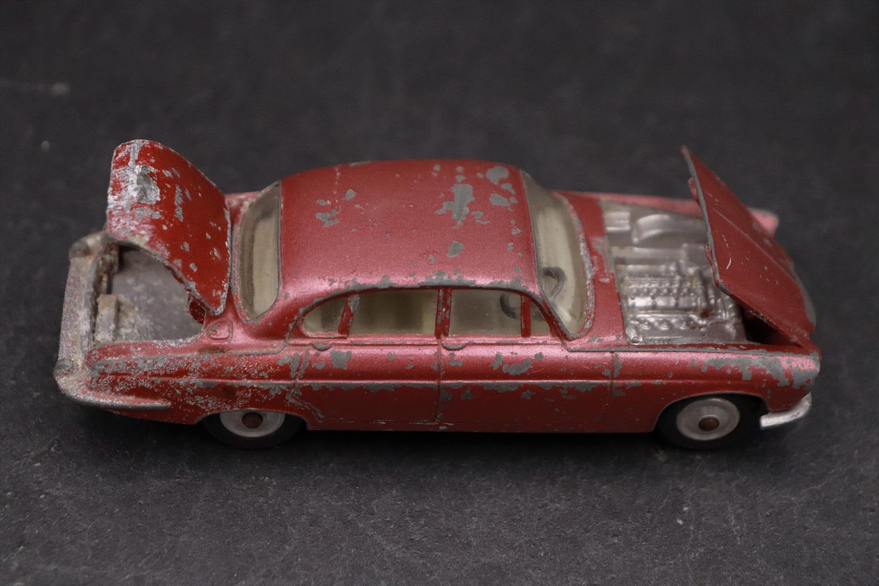 CORGI TOYS 238 Jaguar Mark X Saloon Pink Metallic / Diecast