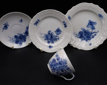 Op de afbeelding: Een blauwe en witte porseleinen theekop en schotelset met een bloemenpatroon. De set bevat een theekop, schotel en een groter bord.