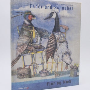 May include: A book cover with a blue background and the title "Feder und Schnabel" in black text. The cover features illustrations of a pheasant and a goose wearing clothes and sitting on chairs. The text "Fjer og Næb" is at the bottom of the cover.