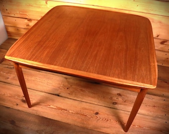 Mid Century teak coffee table 75 x 75 cm / table / Danish design / vintage