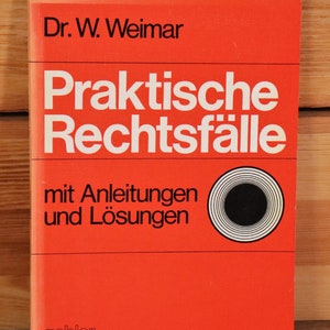 Op de afbeelding: Een rood boek met de titel "Praktische Rechtsfälle" van Dr. W. Weimar. De omslag heeft een zwart-wit cirkelontwerp en de tekst "mit Anleitungen und Lösungen" en "gabler verlag".