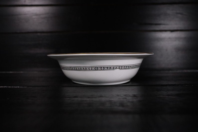 Wedgwood Bone China Florentine W4312 Black Side Dish Oval 28 cm Y2 image 3