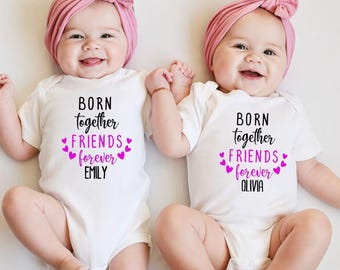 Conjunto de body personalizado para bebê, "Nascidos Juntos, Amigos para Sempre", roupa para gêmeos com nome personalizado, conjunto combinando para bebês, presente para gêmeos ou irmãos.