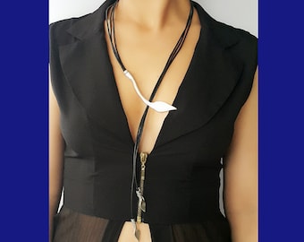 Gargantilla de cuero con lazo: collar bohemio con lazo y dije de plata