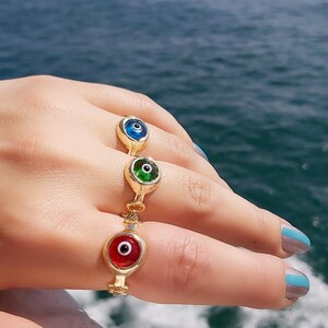 Anillo de eslabones de ojo malvado chapado en oro: anillo apilable de latón con diseño llamativo