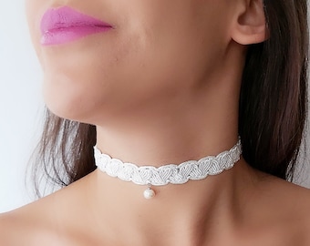 Collana girocollo in pizzo bianco: accessorio da sposa con perle