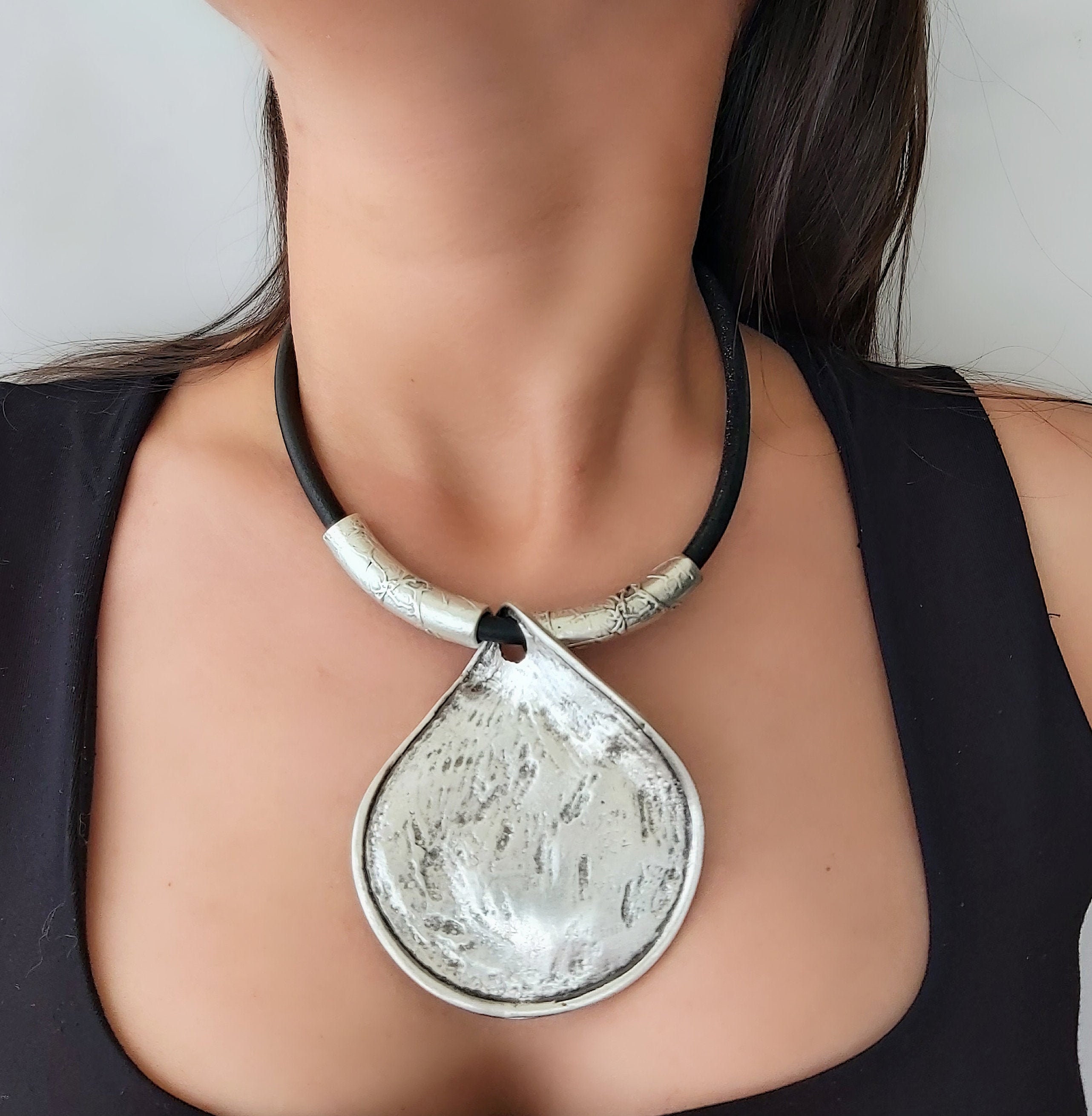 ネックレス・ペンダント Sterling Silver Bit / Mantel and Natural Leather Cord Choker Sterling Silver Bit / Mantel and Natural Leather Cord Choker