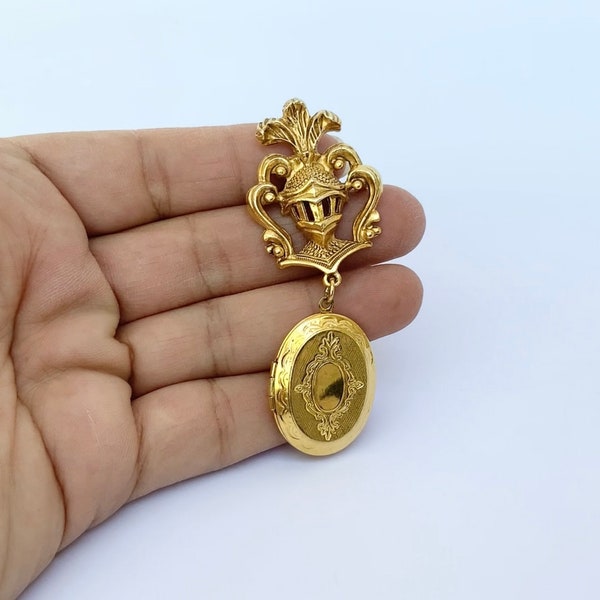 Vintage FLORENZA original brooch for photo- Made in Italy. Gold tone. See video to appreciate details. Measuring approx 3’’ long.