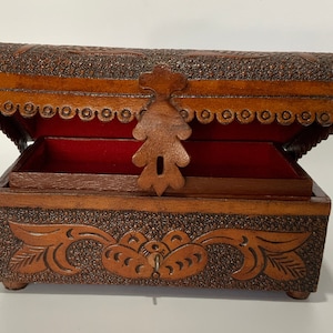 100% Leather embossed Jewlerry box *hand crafted* circa 1970’s MINT CONDITION 4’’ high X 7” long X 4 1/2 deep.