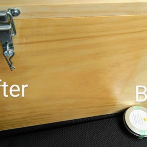 K&ouml;nnte beinhalten: Eine helle Holzbox mit einem silbernen Metallverschluss auf der linken Seite. Das Wort After ist links in Wei&szlig; aufgedruckt, das Wort Before rechts in Wei&szlig;. Eine kleine runde Metalldose mit einem Etikett befindet sich auf der rechten Seite.