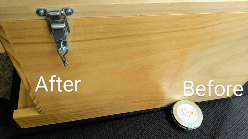 K&ouml;nnte beinhalten: Eine helle Holzbox mit einem silbernen Metallverschluss auf der linken Seite. Das Wort After ist links in Wei&szlig; aufgedruckt, das Wort Before rechts in Wei&szlig;. Eine kleine runde Metalldose mit einem Etikett befindet sich auf der rechten Seite.