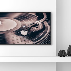 Peut inclure: Une photographie en noir et blanc encadr&eacute;e d'un tourne-disque vintage avec une aiguille sur un disque vinyle.