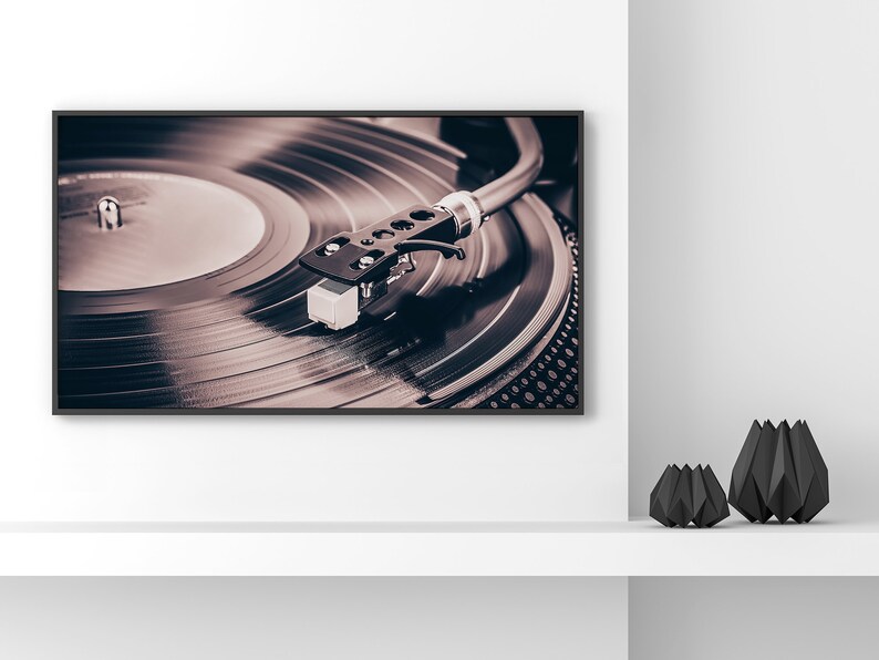 Peut inclure: Une photographie en noir et blanc encadr&eacute;e d'un tourne-disque vintage avec une aiguille sur un disque vinyle.