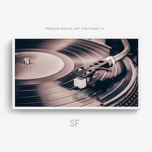 Puede incluir: Primer plano de un disco de vinilo negro girando en un tocadiscos. La aguja está en el surco y el disco está reproduciendo. La imagen está en tonos sepia.