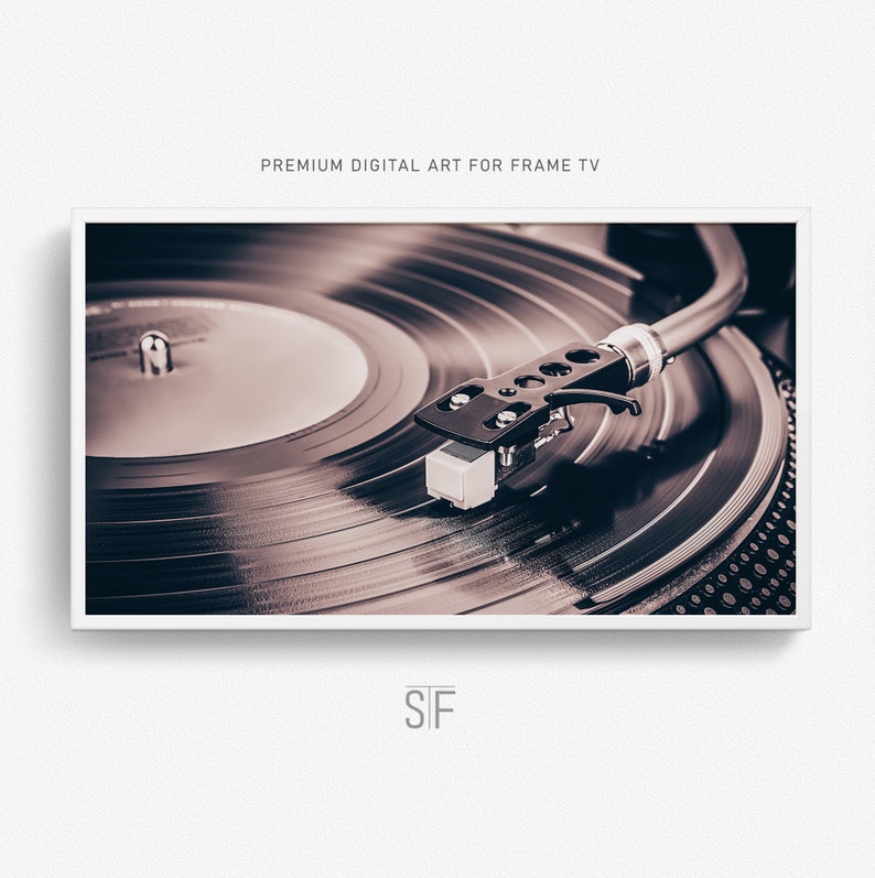 Peut inclure: Gros plan d'un disque vinyle noir tournant sur une platine. L'aiguille est dans le sillon et le disque tourne. L'image est en s&eacute;pia.