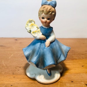 Menina de porcelana vintage Napco Bisque com estatueta de buquê amarelo