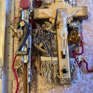 kreuz montagekunst mischtechnik gefundene objekte verändert recycelt collage skulptur