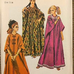Könnte beinhalten: Simplicity Schnittmuster Nummer 8354 für eine lange, fließende Robe. Das Schnittmuster umfasst drei verschiedene Stile, einen mit geometrischem Muster, einen in einfarbigem Orange und einen in einfarbigem Lila. Das Schnittmuster trägt den Titel "Proportioned to your Height" und kostet 75 Cent.