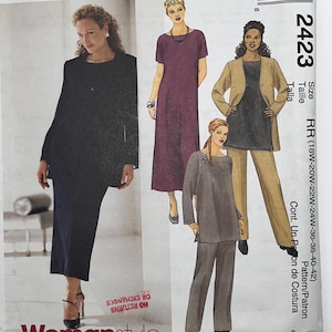 Peut inclure: Une pochette de patron de couture McCall's Easy 2423 illustrant divers ensembles de vêtements, dont une robe noire longue, une robe midi violette et des tailleurs-pantalons beiges. Le texte indique la marque, le numéro 2423 et la gamme de tailles.
