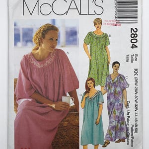Peut inclure: Une pochette de patron de couture McCall's 2804 pour une robe ample en tailles KK (26W-50). Le devant présente une robe rose avec une encolure brodée, ainsi que des illustrations de trois autres variantes de robes en vert, bleu et imprimés floraux.