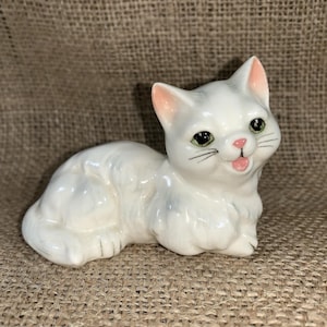 Stary biały porcelanowy kot uśmiechający się zielone oczy Japonia