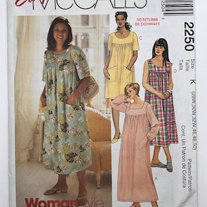 以下が含まれることがあります： サイズ28Wから50までのドレス用McCall's型紙2250。封筒には、花柄のドレス、無地の黄色いドレス、チェック柄のドレス、長袖の無地のピンクのドレスという4種類のドレスのイラストが描かれており、すべてポケットが付いています。
