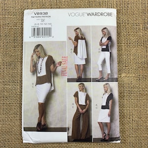 Op de afbeelding: Een naaipatroon voor een top met verschillende mouw- en zoomvariaties. Het patroon is voor maten 6-8-10-12-14 en is gemarkeerd als Vogue Wardrobe V8938.
