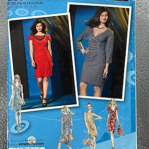 Könnte beinhalten: Simplicity 2337 Schnittmuster mit Kleiderdesigns. Größen P5 12, 14, 16, 18, 20 und EUR 38-46, FR 40-48. Das Cover zeigt Illustrationen der fertigen Kleider, inspiriert von Project Runway.