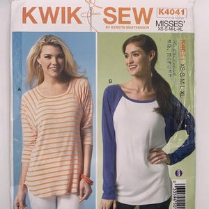 以下が含まれることがあります： Kwik Sew パターン K4041、女性用トップス。このパターンは、2つの異なるトップデザインが特徴です。1つはオレンジと白の水平ストライプ、もう1つは白いボディに青い袖が付いています。パターンのサイズ範囲はXS-XLです。