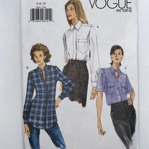 以下が含まれることがあります： サイズ6-8-10のVogue Patterns型紙封筒（番号9902）。表面には、長袖の白いボタンダウンシャツ、青いチェック柄の長袖シャツ、半袖の紫色のボタンダウンシャツという3種類のシャツのイラストが描かれています。