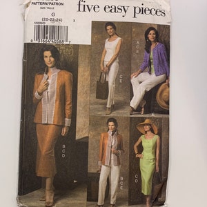 Peut inclure: Une enveloppe de patron de couture avec le titre "five easy pieces" et le numéro de patron V8209. L'enveloppe montre cinq options de tenue différentes pour femmes, dont un tailleur jupe, un chemisier et un pantalon, un haut sans manches et une jupe, une veste et un pantalon, et un chemisier et une jupe. Le patron est pour les tailles 20-22-24.