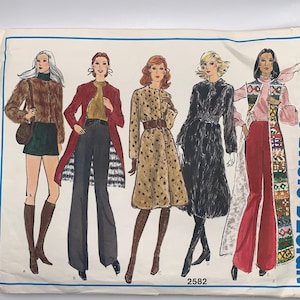 以下が含まれることがあります： 5つの女性ファッションデザインがイラストで描かれたヴィンテージの裁縫パターン。デザインには、さまざまなスタイルと色のコート、ドレス、パンツスーツが含まれています。パターンには番号2582が付いています。