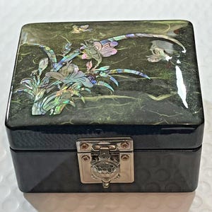 Vintage Abalone Intarsjowane i Lakierowane Pudełko Na Biżuterię Z Zapięciem Żółwia