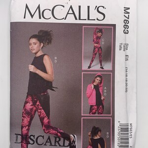 McCall&#39;s 7663 Activewear: modello di cucito per felpe con cappuccio, top e leggings, taglie 14-22, NON TAGLIATO