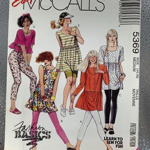 Può includere: Un modello di cucito vintage McCall's con illustrazioni di modelli di moda. Il modello presenta il testo "Fashion Basics" e "Learn to Sew for Fun". La taglia è media (14,16). Il titolo è "Easy McCall's".