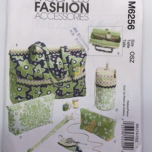 Può includere: Modello di accessori moda McCall's M6256. Il modello include istruzioni per vari accessori, come una borsa tote, un beauty case e un astuccio per forbici. Gli accessori presentano motivi floreali e geometrici in verde, bianco e nero.