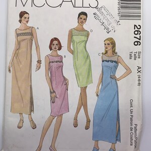 Op de afbeelding: Een vintage McCall's naaipatroon envelop met illustraties van vier lange jurken. De jurken zijn in beige, roze, groen en blauw, met decoratieve halslijnen. Het patroonnummer is 2676.