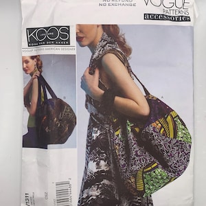 Könnte beinhalten: Ein Vogue Patterns Zubehörschnittmuster für eine Tragetasche. Der Schnittmusterumschlag zeigt ein Tragetaschen-Design mit einer lebendigen Mischung aus lila, grünen und gelben Stoffmustern. Der Text auf dem Umschlag enthält "KOOS Couture" und "Vogue Patterns American Designer."