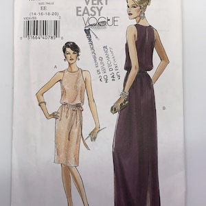 Puede incluir: Un patrón de costura Very Easy Vogue, V8241, con ilustraciones de dos diseños de vestidos. El patrón incluye tallas EE (14-16-18-20). La portada es blanca con texto negro e imágenes de mujeres que usan los vestidos.