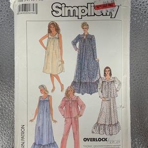 Peut inclure: Un paquet de patrons de couture Simplicity vintage avec des illustrations de modèles de vêtements de nuit. Le paquet comprend des images de chemises de nuit, de robes et d'ensembles de pyjamas. Le numéro du patron est 8310, et la taille est AA (PT-LG).