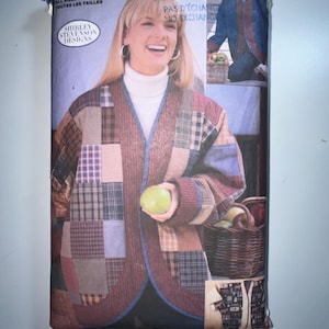 Peut inclure: Une enveloppe de patron de couture Butterick, montrant une femme portant une veste patchwork. La veste est marron avec divers patchs de tissu à carreaux et unis. L'enveloppe porte le numéro 5178 et le texte "Shirley Stevenson Designs".